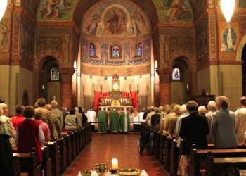 La Iglesia Católica debería “pensar seriamente” en permitir que los sacerdotes se casen: Asesor del papa