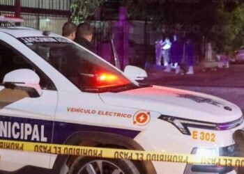 Buscan a hombre que asesinó a mujer en Villa Colonial; está identificado
