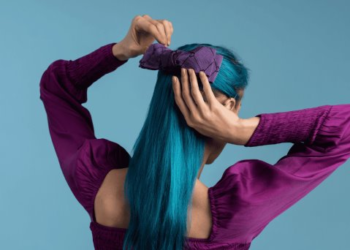 Amparan a joven que le negaban educación por teñir azul su cabello