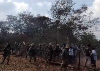 VIDEOS: Campesinos se enfrentan a militares en sierra de Chiapas por supuestos vínculos con el crimen