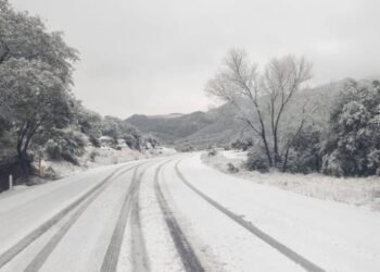 Cierran carretera Ímuris-Cananea por caída de nieve