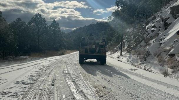 Cierran carreteras en Sonora por presencia de hielo y nieve en tramos Cierran carreteras en Sonora por presencia de hielo y nieve en tramos
