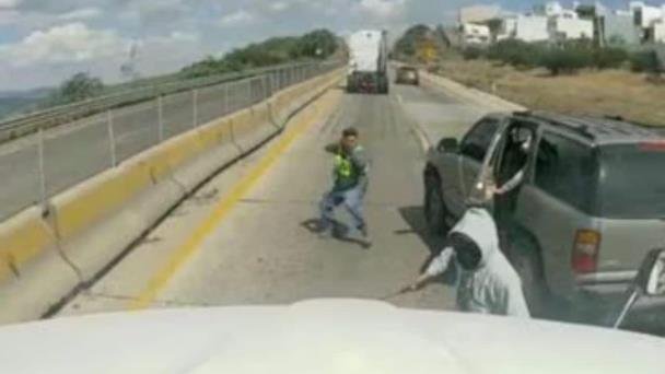 Registran bloqueo en Guanajuato; hieren a policía y matan a 3 personas Registran bloqueo en Guanajuato; hieren a policía y matan a 3 personas