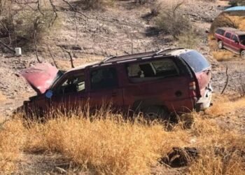 Carro termina volcado tras perder el control en carretera Hermosillo – Ures