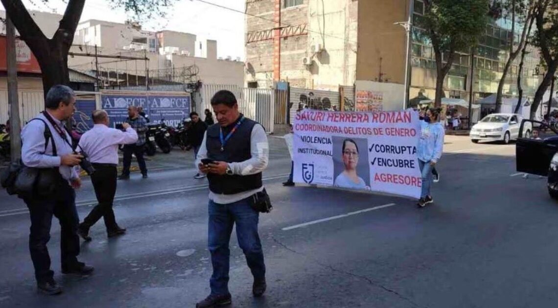 Manifestantes denuncian corrupción de Coordinadora de Delitos de Género de FGJ en CDMX