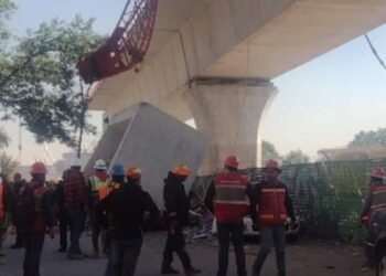 Inician trabajos para retirar dovela que cayó en obras del Tren Interurbano