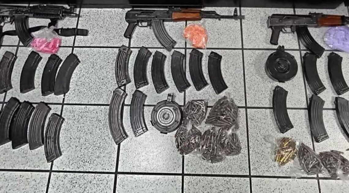 Elementos de la Mesa de Seguridad aseguran vehículos con armas y droga en Hermosillo