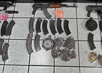 Elementos de la Mesa de Seguridad aseguran vehículos con armas y droga en Hermosillo