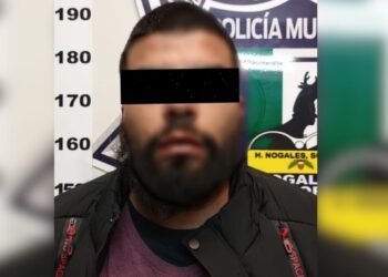Hombre desencadena violenta agresión hacia su novia y un policía