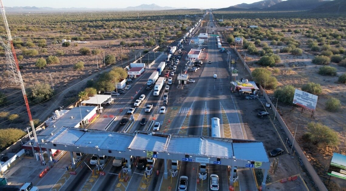 Largas filas en la caseta de cobro de Hermosillo | Noticias de México