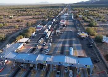 Largas filas en la caseta de cobro de Hermosillo | Noticias de México