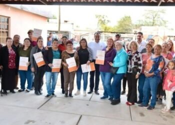 Familias de la colonia Solidaridad reciben títulos de sus viviendas