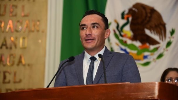Exaspirante de Morena encañona con arma a funcionarias del INE en Iztapalapa Exaspirante de Morena encañona con arma a funcionarias del INE en Iztapalapa