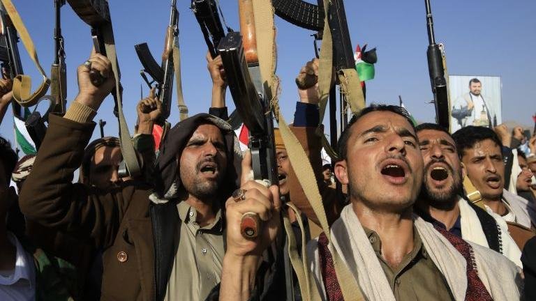 Protesta en Yemen este viernes contra los ataques de EU y Reino Unido.