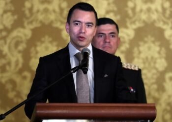 Presidente de Ecuador propone aumento del IVA al 15% para “financiar medidas de seguridad”