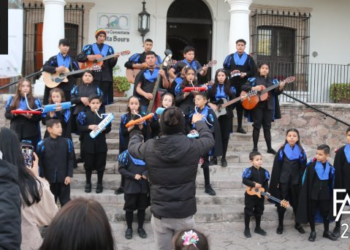 Tiene el FAOT tradicional callejoneada con la Estudiantina Infantil