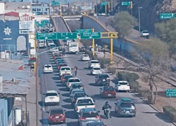 Más de 30 mil vehículos saturaron la garita de Nogales este fin de semana