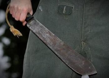 Alumno atacó con un hacha a compañera