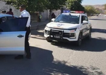 Rescatan a niño dormido dentro de un carro; madre olvida las llaves