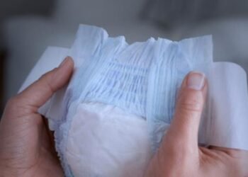 Mujer embarazada pide auxilio con mensaje oculto en pañal de bebé