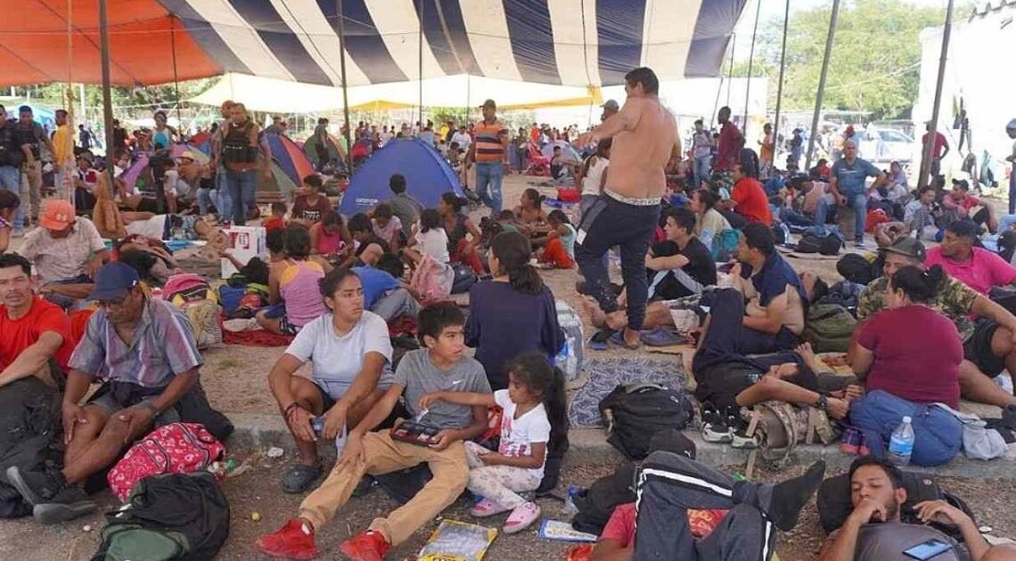 Vuelca autobús en barranco y deja a diez migrantes heridos en Oaxaca