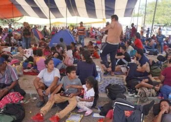 Vuelca autobús en barranco y deja a diez migrantes heridos en Oaxaca