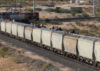 Niño migrante africano de ocho años muere tras caer del techo de tren en Sinaloa
