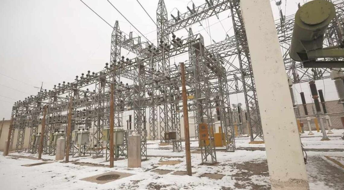 Frente frío deja sin electricidad a 47 mil hogares y negocios en Nuevo León