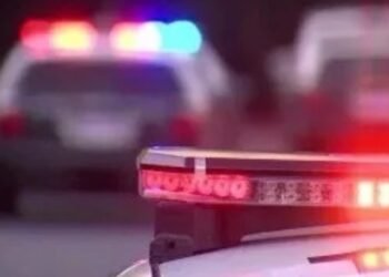 Hombre en bicicleta saquea caja registradora de farmacia en colonia Palo Verde