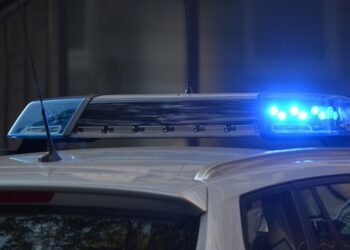 Hombre con un arma de fuego exclusiva del Ejército Mexicano fue descubierto por la Policía en colonia Solidaridad