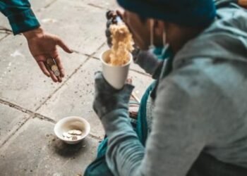 Se hizo pasar por un adolescente para obligarla a mendigar