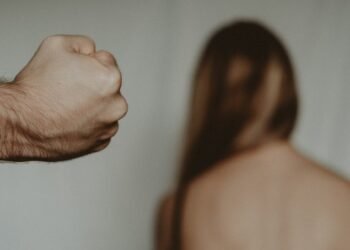 Mujer acusa a su pareja por violencia familiar en la colonia Loma Linda