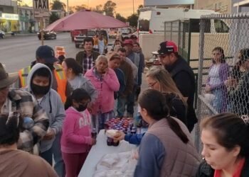 Agrupación “Manos Unidas, Nunca están vacías” entrega tortas a personas vulnerables en Cajeme