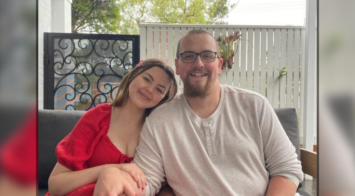 Pareja habla de cómo los ronquidos los empujaron a dormir en cuartos separados y cómo esto fortaleció su amor