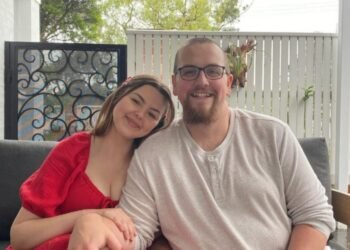 Pareja habla de cómo los ronquidos los empujaron a dormir en cuartos separados y cómo esto fortaleció su amor