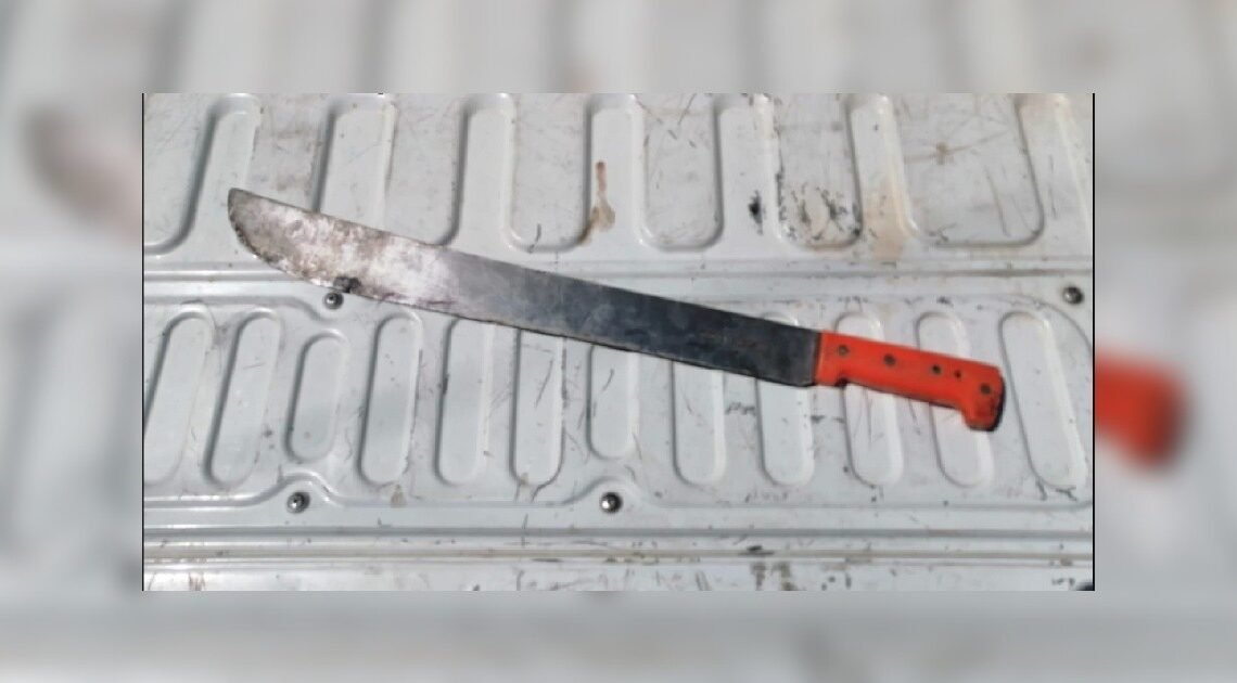 Detenido por amenazar a su hija y hermana con machete en mano Detenido por amenazar a su hija y hermana con machete en mano