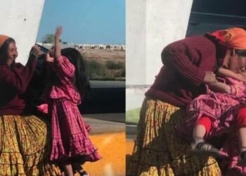 Fotos de madre Rarámuri y su hija se viralizan en redes sociales como un símbolo de felicidad