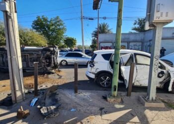 Aparatoso choque en Hermosillo deja a dos personas con lesiones leves