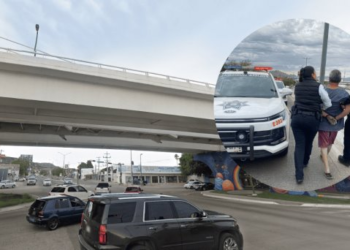 Policías convencen a hombre de no arrojarse del puente del bulevar Morelos