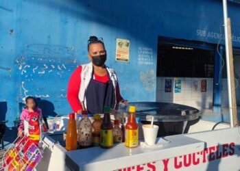 Brenda Garibay prepara cocteles de elote con amor para ayudar a su hija