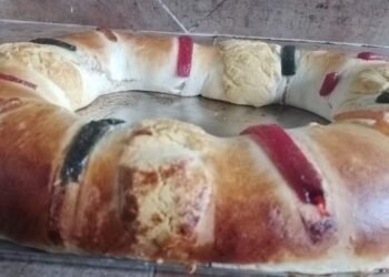 Manuel del Rosario saca adelante a su familia preparando Rosca de Reyes