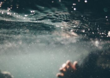 Madre muere intentando salvar a su hijo de 6 años que quedó atrapado en un canal de riego en Argentina