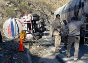 Vuelca tractocamión cargado con combustible en carretera Ímuris-Cananea
