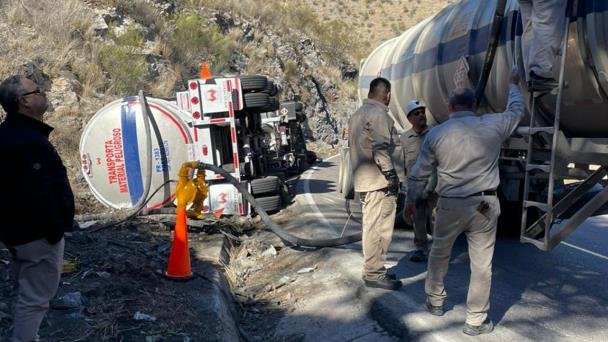 Vuelca tractocamión cargado con combustible en carretera Ímuris-Cananea Vuelca tractocamión cargado con combustible en carretera Ímuris-Cananea