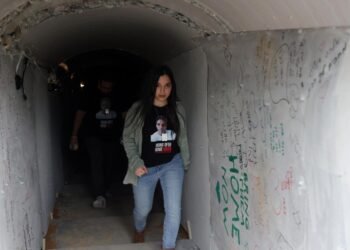 Así es el túnel de Hamás recreado en Israel para “experimentar cómo viven los rehenes”
