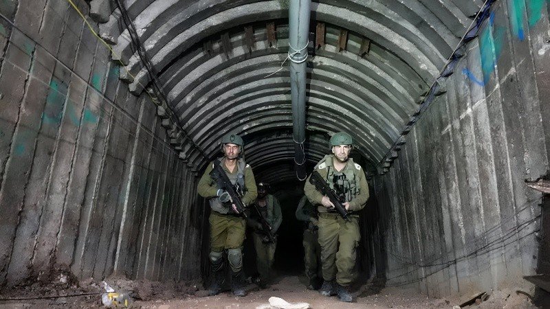 Soldados de Israel entrando a un túnel de Hamás. | EFE 