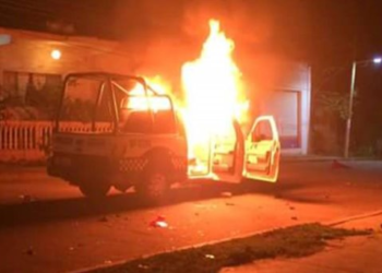 Queman patrulla e intentan linchar a policías tras asesinato de joven