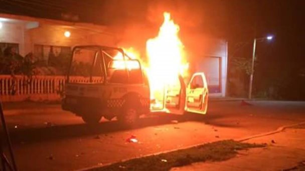 Queman patrulla e intentan linchar a policías tras asesinato de joven Queman patrulla e intentan linchar a policías tras asesinato de joven