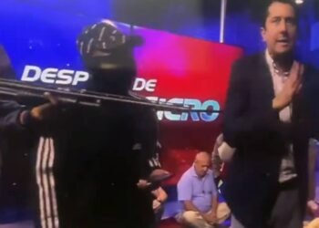 VIDEOS: Grupo armado toma control de canal de televisión en Ecuador en una transmisión en vivo