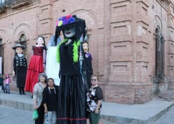 Mojigangas ponen ambiente y llenan de alegría el FAOT 2024